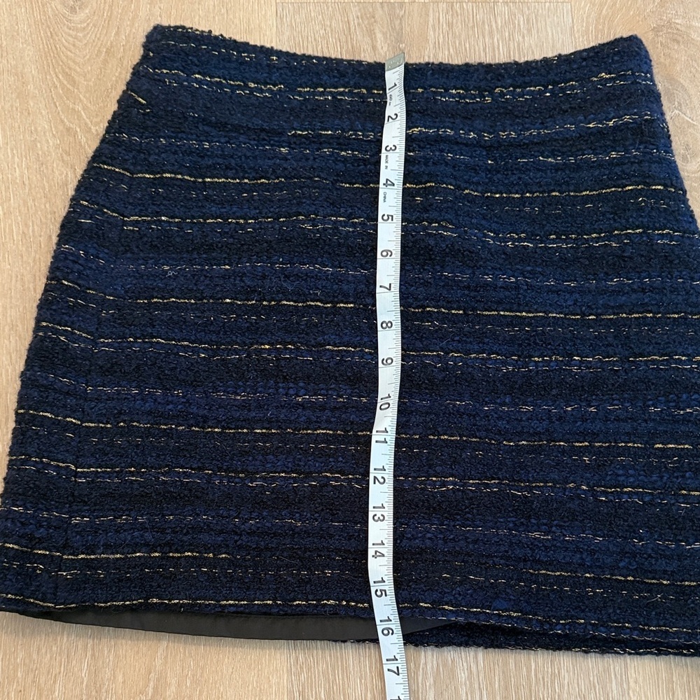 LOFT Navy Textured Mini Skirt with gold foil Size 2 lined zipper side - Picture 4 of 10